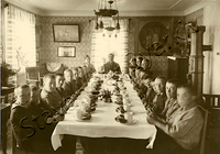 Guttehjemmet i 1926. Bakerst sitter forstander O. T. Bjotveit og bestyrerinne Anna Bjotveit. Foto: Hetland kommune/ Stavanger Byarkiv.